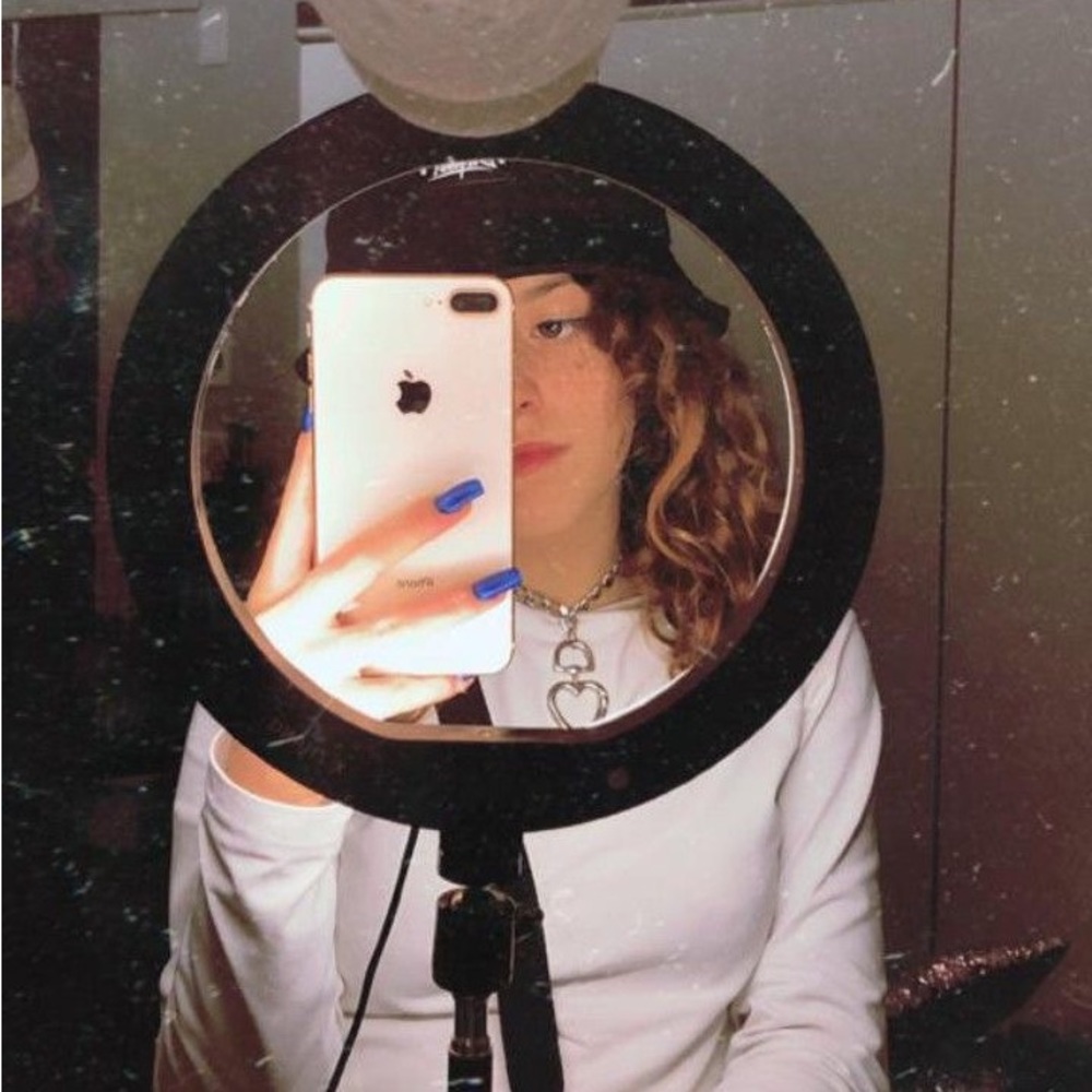 Ring light with 39 light modes! Comes with tripod and phone holder